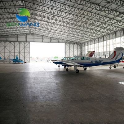 Hangar per aerei con struttura in acciaio che offre ampio spazio libero e opzioni di progettazione flessibili per varie strutture aeronautiche