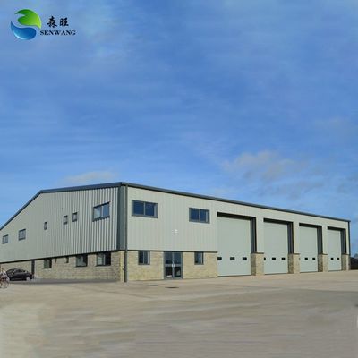 Magazzino di struttura in acciaio con rivestimento a sandwich e finestre in PVC