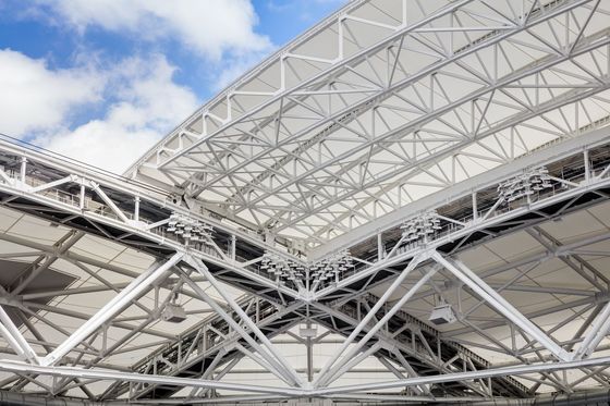 Struttura a traliccio in acciaio resistente agli agenti atmosferici con installazione bullonata o saldata e inclinazione del tetto personalizzabile