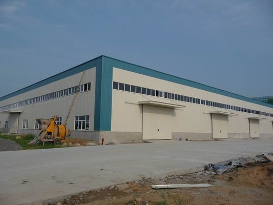 Magazzino con struttura in acciaio con arcarecci a Z e finitura zincata