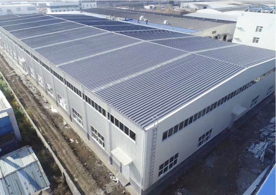 Magazzino con struttura in acciaio con arcarecci a Z e copertura con pannelli sandwich