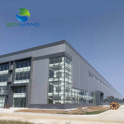 Magazzino con struttura in acciaio con arcarecci a Z e copertura con pannelli sandwich