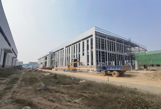 Struttura in acciaio di forte rigidità magazzino con pannelli sandwich PU e design flessibile