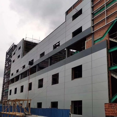 Magazzino con struttura in acciaio con rivestimento antiruggine e certificazione ISO 9001