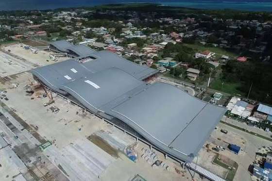 Magazzino con struttura in acciaio con controventatura ad angolo, controventatura con tondini in acciaio e controventatura con tubi in acciaio per soluzioni di stoccaggio durevoli