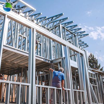 Magazzino con struttura in acciaio con connessioni bullonate, pannelli sandwich in acciaio e progettazione CAD per stili vittoriani e moderni