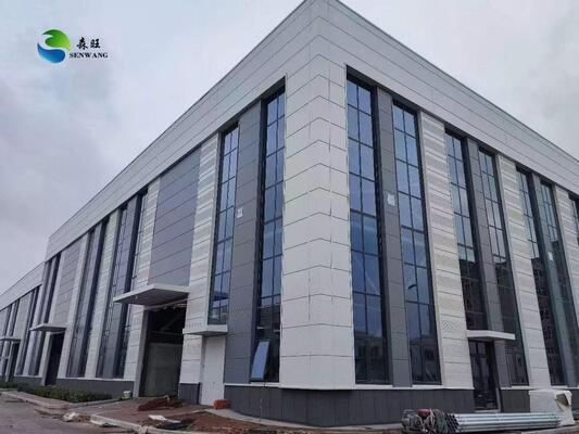 Magazzino con struttura in acciaio personalizzata con tetto a falde e lamiera di rivestimento in acciaio per soluzioni di stoccaggio durevoli