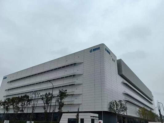 Magazzino con struttura in acciaio resistente ai terremoti di grado 7-9 con travi in acciaio a forma di H massiccia e finestre in vetrocamera in lega di alluminio