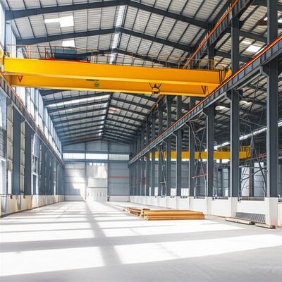 Officina in Metallo con Grondaia in PVC che Utilizza Software CAD Adatta per Fabbricazione Metallica Pesante e Industriale