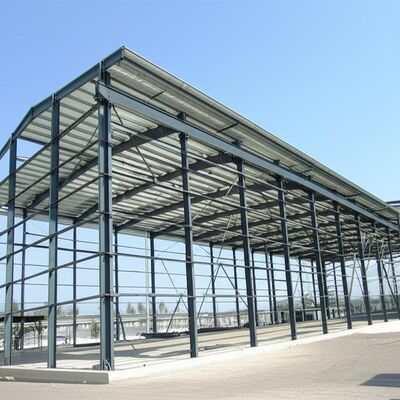 Sistema di drenaggio: gronda esterna e interna con pluviale. Officina con struttura in acciaio progettata per soddisfare le diverse esigenze degli edifici industriali.