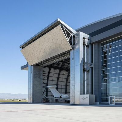 Magazzino con struttura in acciaio verniciato resistente alla corrosione con 50 anni di vita utile e logo personalizzato