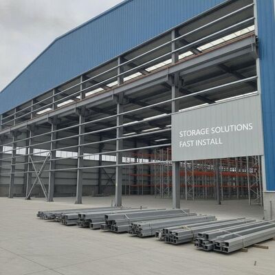 Magazzino con struttura in acciaio per arcarecci zincato a caldo che utilizza acciaio a sezione H che garantisce soluzioni di installazione e stoccaggio rapide